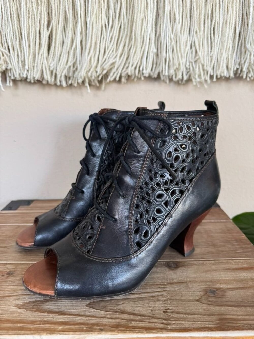 Naya Fennel Black Laser Cut Leather Hourglass Kitten Heel Peep Toe Bootie Sz 7.5